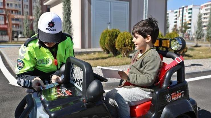 Eğlenerek trafik kurallarını öğreniyorlar