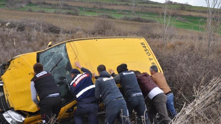 Tekerliği patlayan taksi tarlaya uçtu