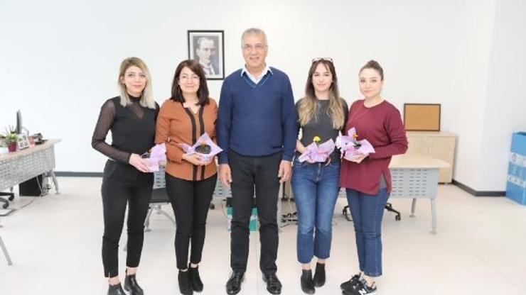 Başkan Tarhan kadın çalışanlarını ziyaret ederek çiçek verdi