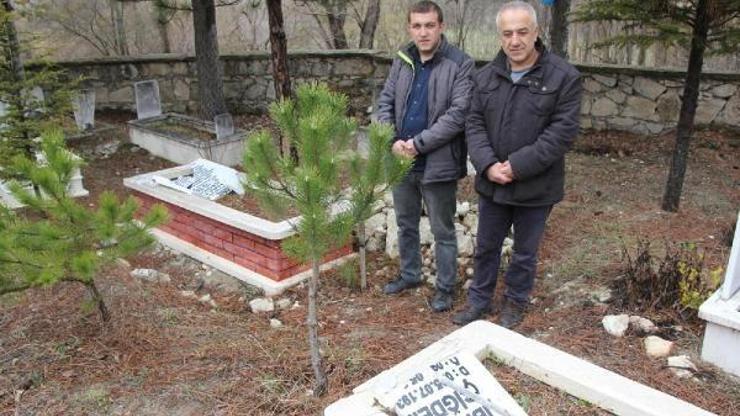 Kütahyada, mezar taşlarını kırdılar