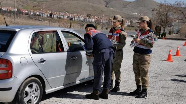 Jandarmadan kadınlara trafikte kadınlara karanfil