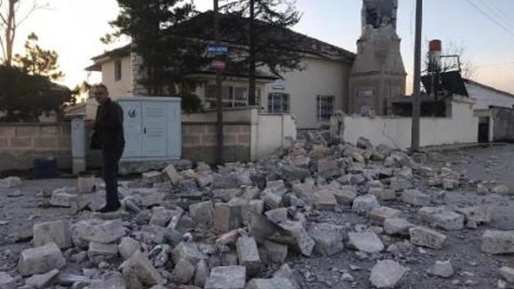 Şiddetli fırtına cami minaresini yıktı