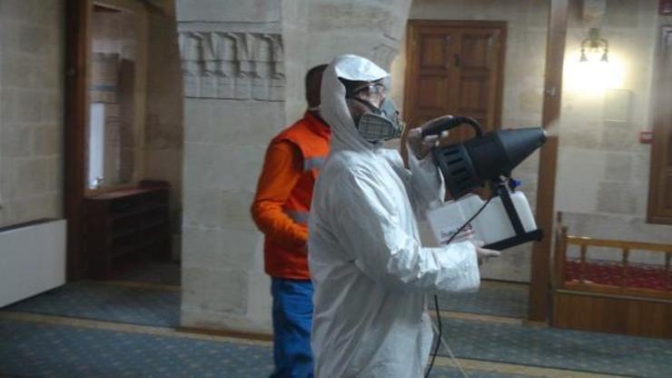 Kiliste dezenfekte çalışmaları sürüyor