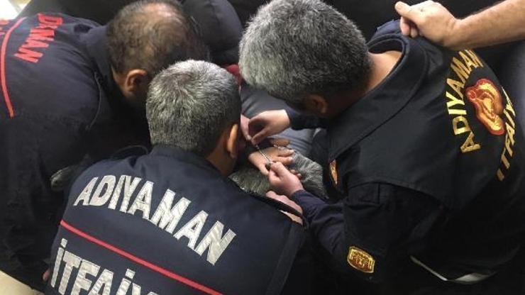 Parmakta sıkışan yüzüğü itfaiye çıkardı