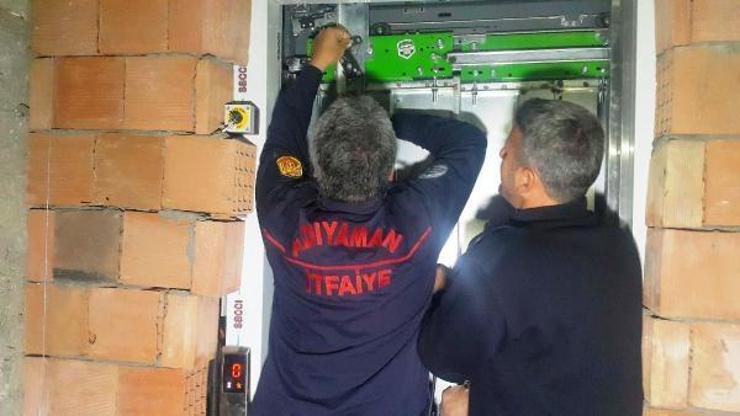 Asansörde mahsur kalan genç kurtarıldı