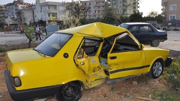 Gazipaşada otomobiller çarpıştı: 3 yaralı