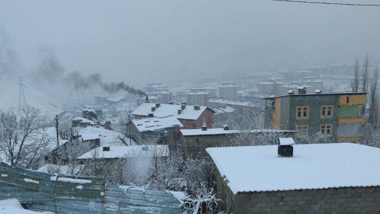 Kar esareti sürüyor; 14 köye ulaşılamıyor