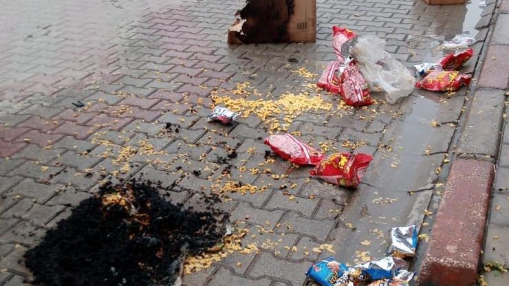 Genç kız marketi kundakladı