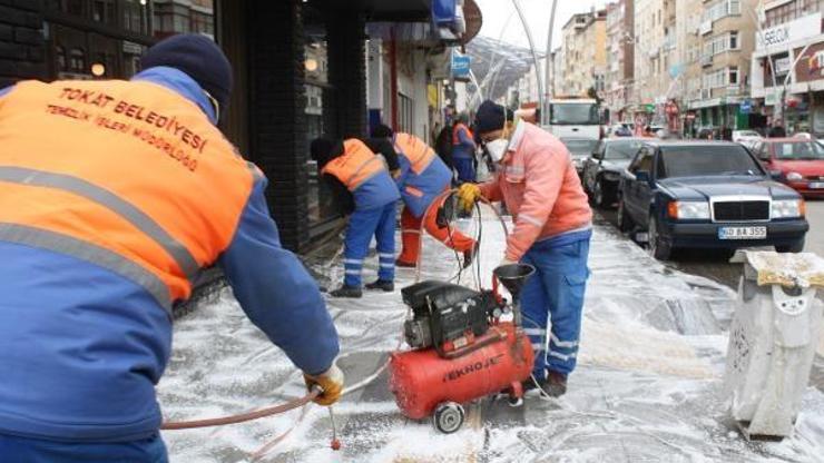 Tokatta kaldırımlar dezenfekte ediliyor