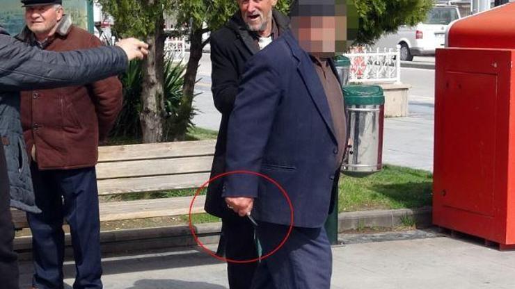 Yaşlı adam habercilere hakaret edip bıçak çekti