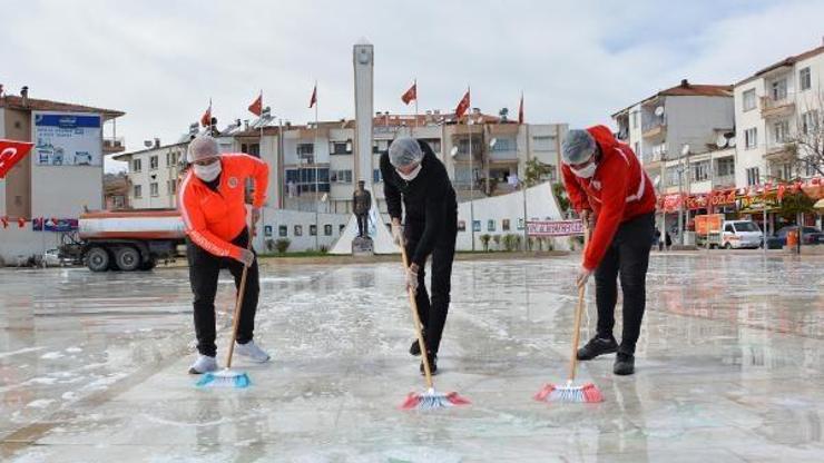 Taraftarlar Şehitler Anıtını dezenfekte etti