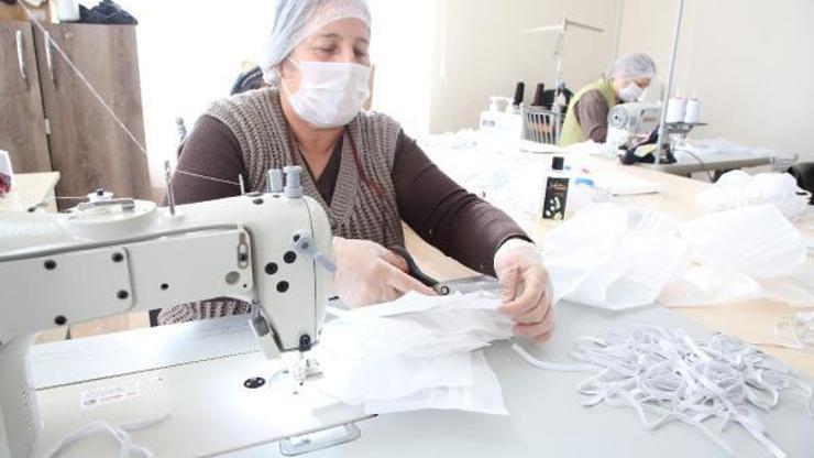 Kursiyer kadınlardan tıbbi maske üretimi