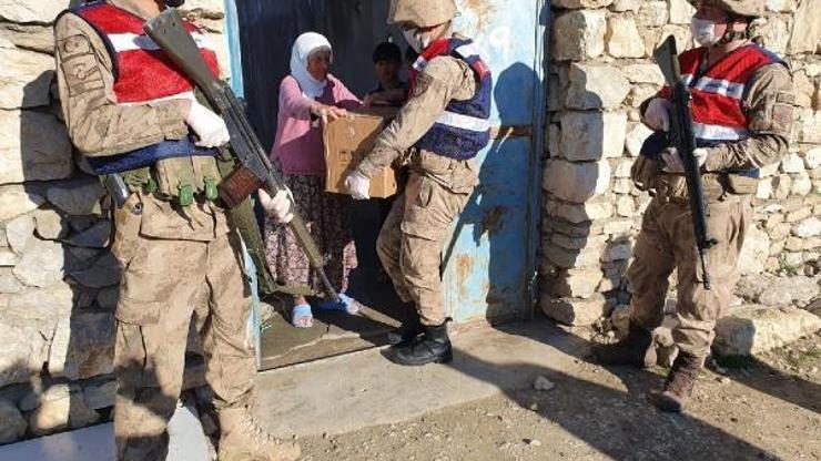 Hanide yaşlıların ihtiyaçlarını jandarma aldı