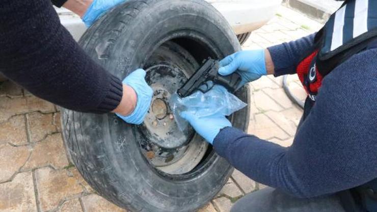 Aracın stepnesinde 18 tabanca bulundu