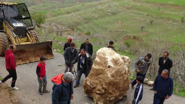 Dağdan kopan kaya parçası ulaşımı durdurdu