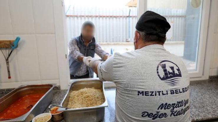 Evden çıkamayana yemek dağıtımı