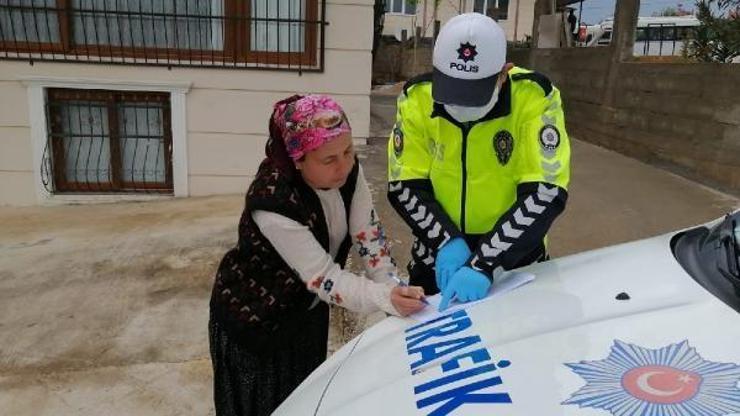 Kozan polisi sosyal yardım paralarını vatandaşların evlerine götürdü
