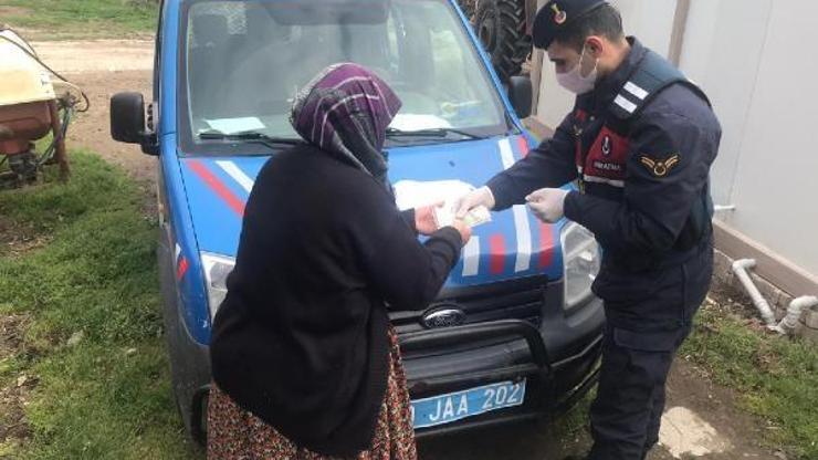 Güvenlik güçleri, ihtiyaç sahiplerinin maaşlarını teslim ediyor