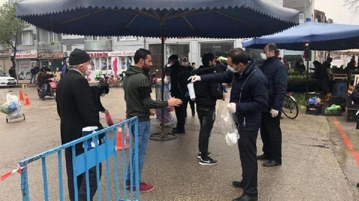 İnegöl Belediyesi pazarda maske dağıtımına başladı