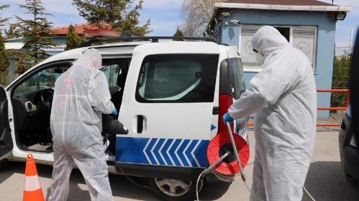 Niğde Belediyesi, sağlık çalışanlarının kişisel araçları ve kamu araçlarını dezenfekte ediyor