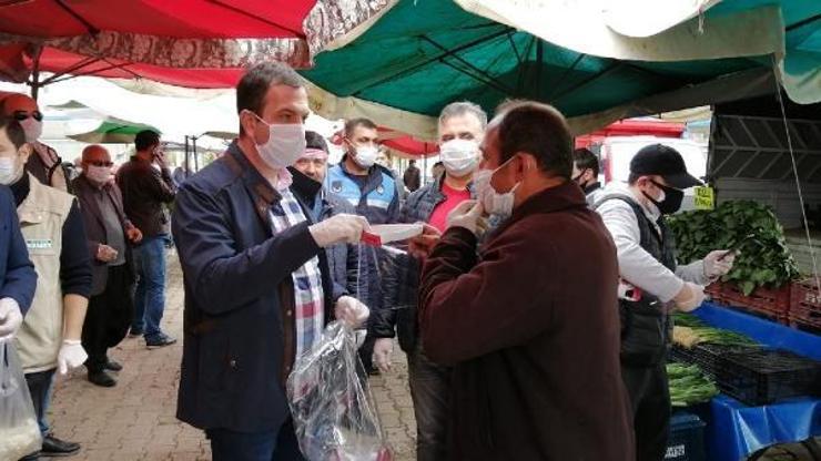 Kozanda pazar yerinde maske dağıtıldı