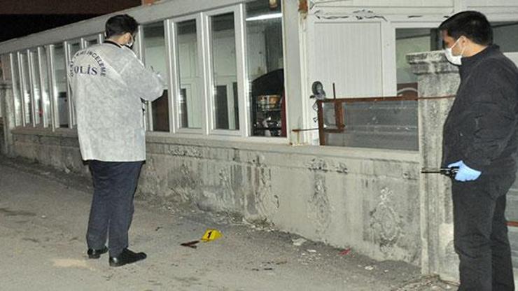 Yolda husumetlisi tarafından bıçaklandı Kanlar içerisinde metrelerce ilerledi