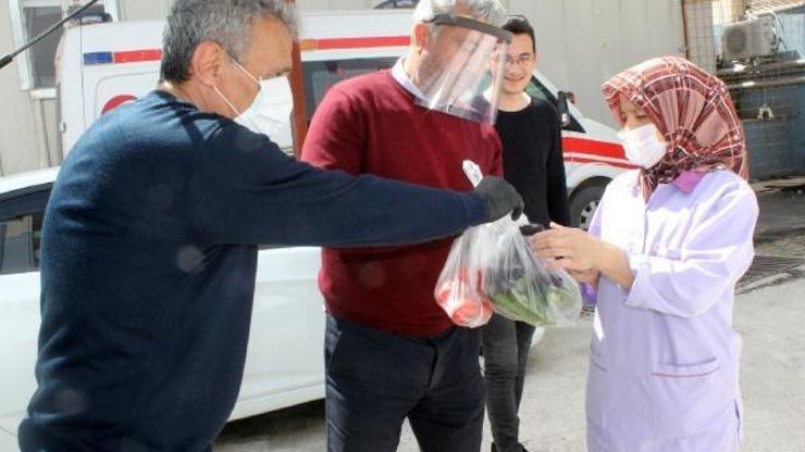 Sağlık çalışanlarına sebze, vatandaşa maske