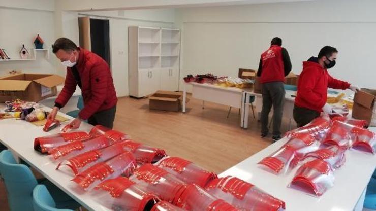 Bursalı gençlerden siper maske üretimi