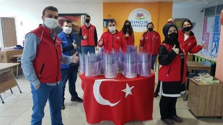 Kırklarelide gönüllü gençler siperlikli maske üretiyor