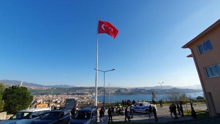 Gemlik İlçe Emniyet Müdürlüğü önüne 30 metrelik gönder dikildi