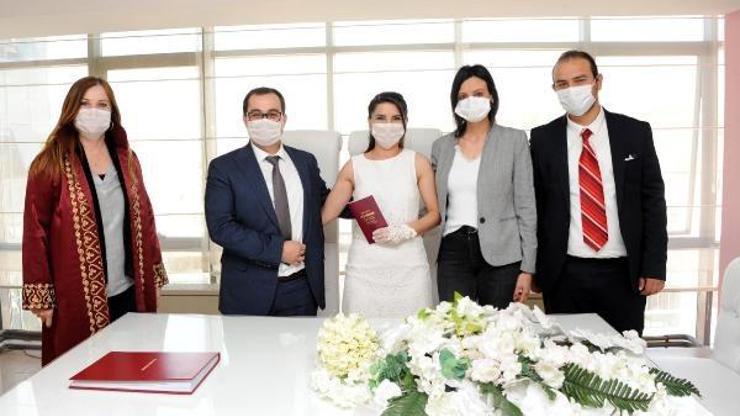 Koronavirüs önlemleriyle nikah kıydılar