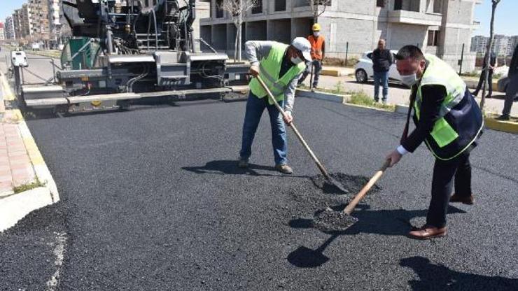 Diyarbakırın caddeleri sosyal mesafeyle asfaltlanıyor
