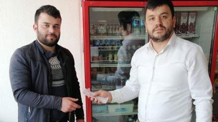 Mahallenin borcunu ödeyip veresiye defterini yaktı