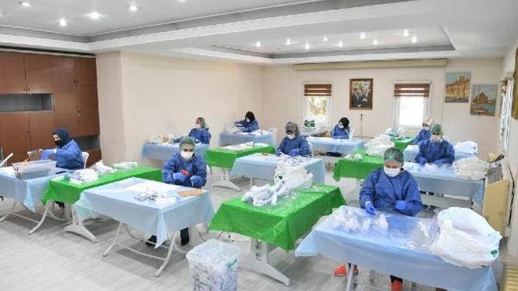 Bahçelievler’de gönüllü kadınlar sağlık çalışanları için siperlik üretiyor