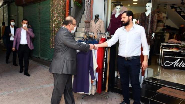 Antakya Kaymakamı Orhan Mardinli esnaf ve vatandaşlara maske dağıttı