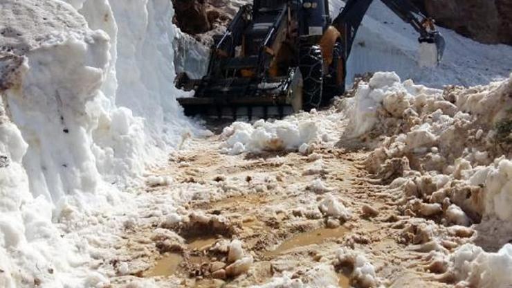 Gazipaşada Akçal yolu kardan temizlendi
