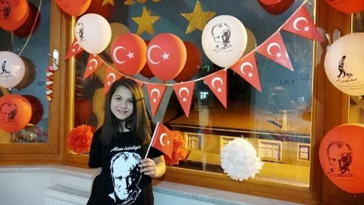 Elmalıda evlerde 23 Nisan coşkusu