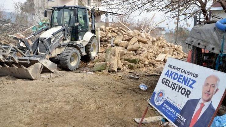 Akdeniz’de tehlikeli binalara yıkım
