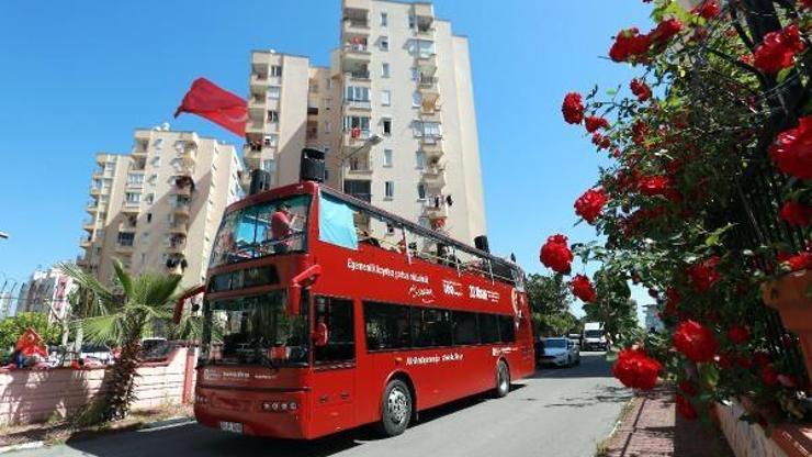 Büyükşehir Bandosu Antalya sokaklarını şenlendiriyor