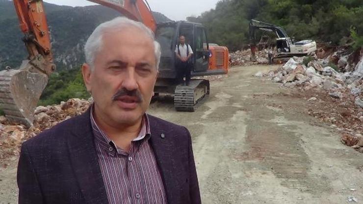 Heyelan nedeniyle kapanan yol açıldı