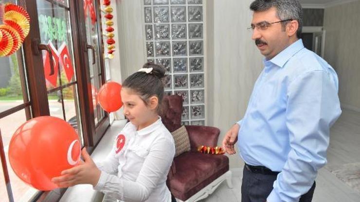 Yıldırım Belediye Başkanı Yılmaz, kızıyla İstiklal Marşı okudu