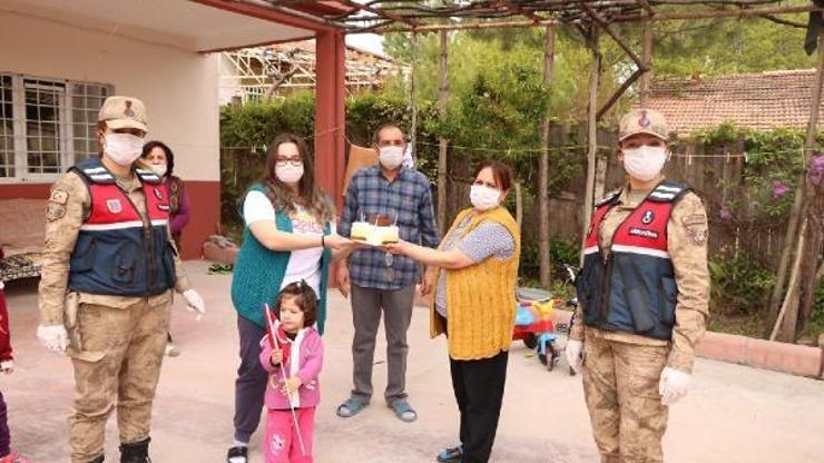 Hastaneden çıkamayan hemşire, kızının doğum gününü jandarmaya kutlattı