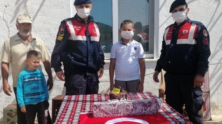 Jandarmadan çocuklara doğum günü sürprizi
