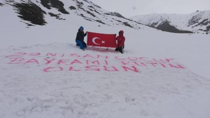 Kar altındaki Kaçkar Yaylası’nda Türk bayrağı açarak 23 Nisanı kutladılar