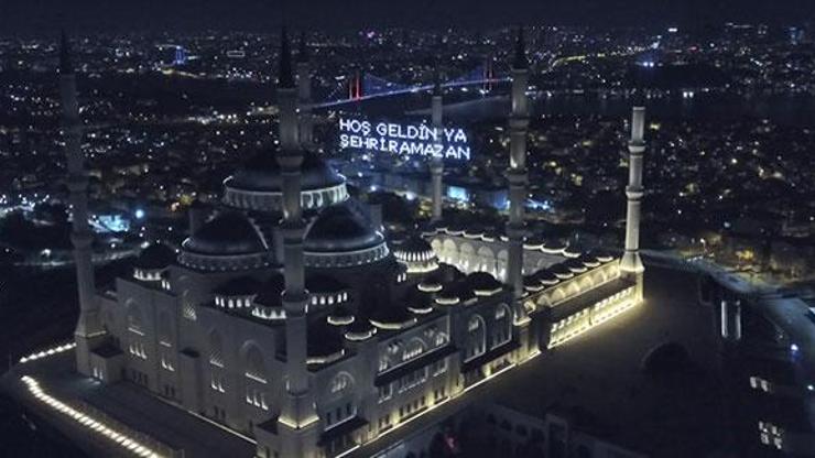 Çamlıca Camiinde Ramazanın ilk teravih namazı için ezan okundu