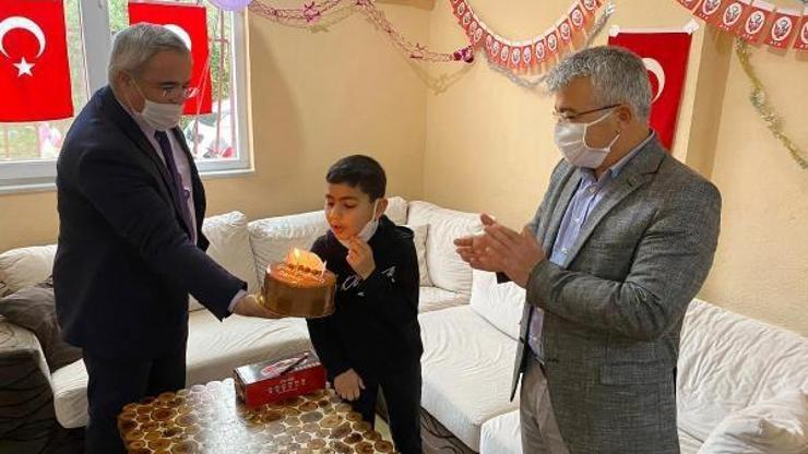 Kaymakamdan öğrencilere doğum günü pastası