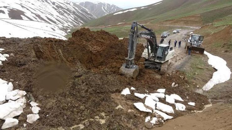 Heyelan nedeniyle kapanan yol ulaşıma açıldı