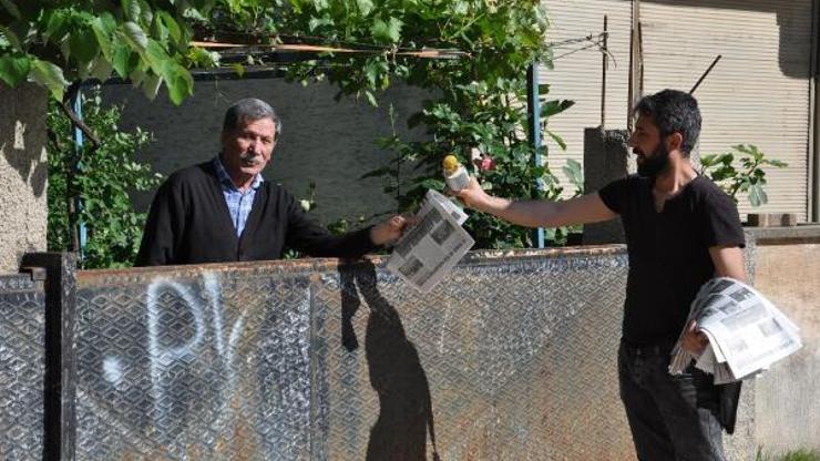 Gazeteyi sokaklarda bağırarak dağıttı