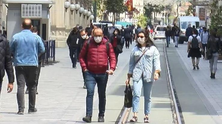 İstiklal Caddesinde kalabalık artıyor