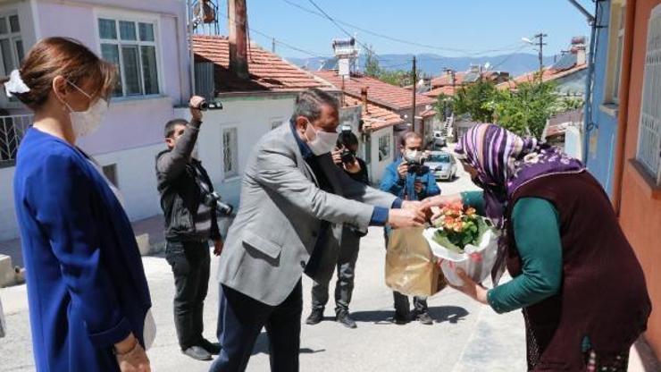 Vali ve eşinden Anneler Günü ziyaretleri